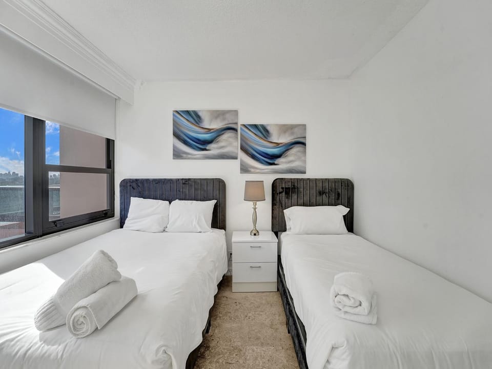 Bed, Bedroom, towels