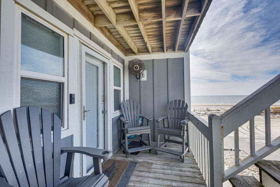 Ocean Isle Beach Condo w/ Balcony: Steps to Shore! House in Ocean Isle Beach