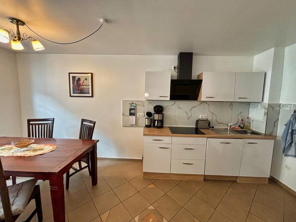 Coffee/tea facilities, Kitchen or kitchenette, Dining area, stove, toaster