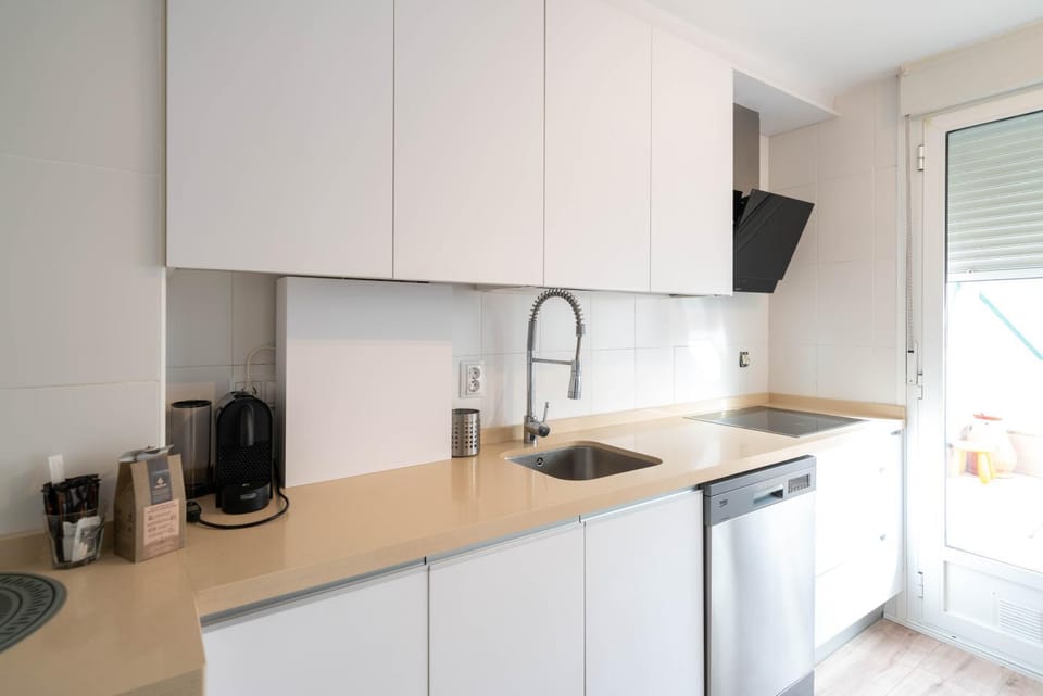 Coffee/tea facilities, Kitchen or kitchenette, stove, kitchen
