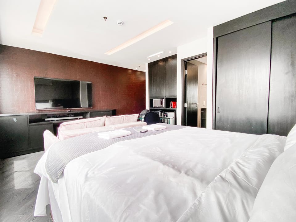 Bed, TV and multimedia, Kitchen or kitchenette, Photo of the whole room, Bedroom, wardrobe