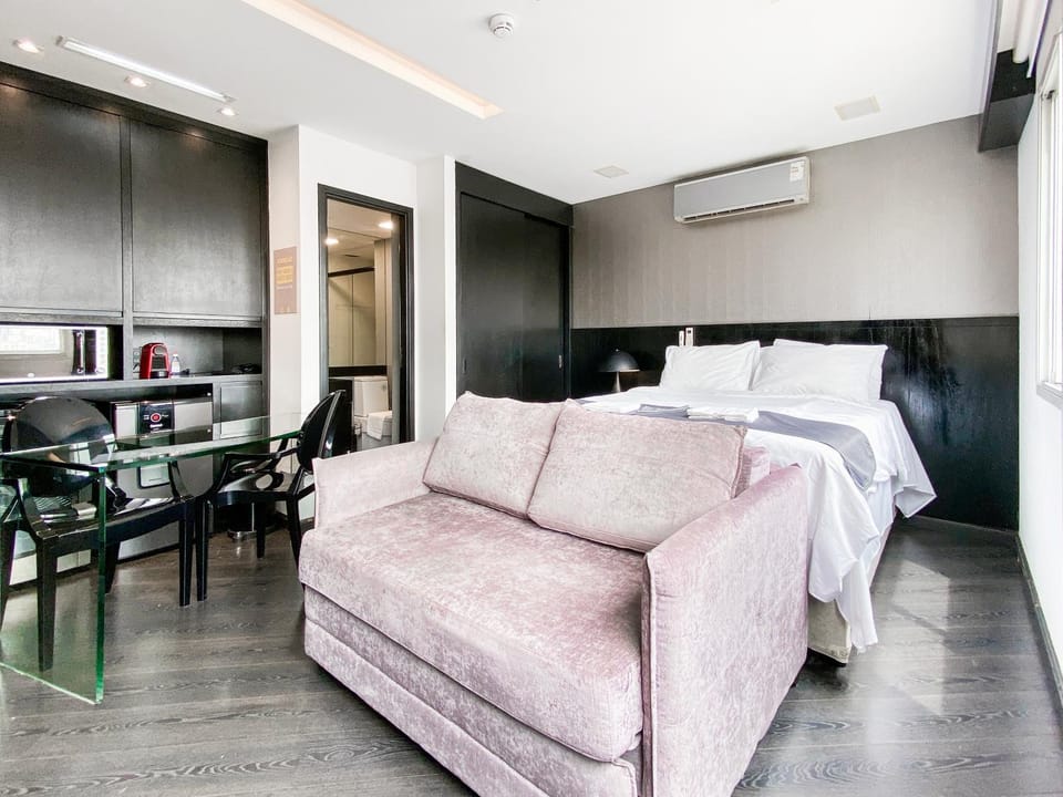 Bed, TV and multimedia, Kitchen or kitchenette, Living room, Photo of the whole room, Seating area, Dining area, Bedroom, minibar, air conditioner