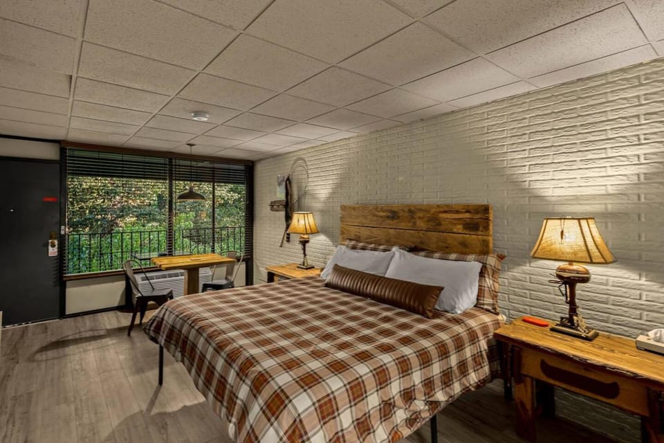 Bed, Seating area, Dining area