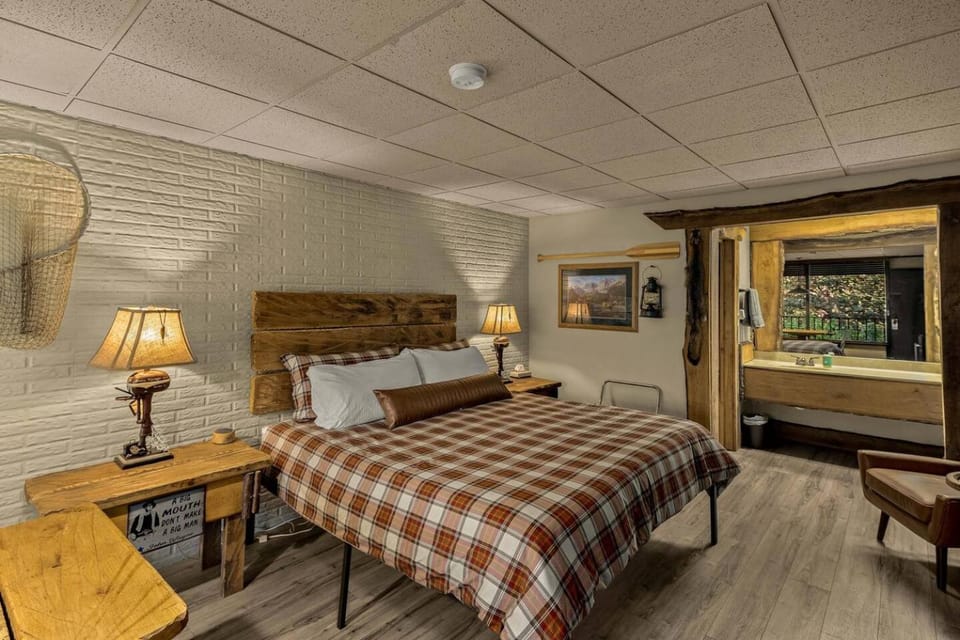 Bed, TV and multimedia, Seating area, Dining area
