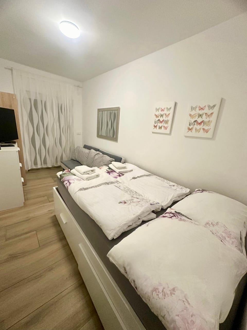 Bed, TV and multimedia, Bedroom