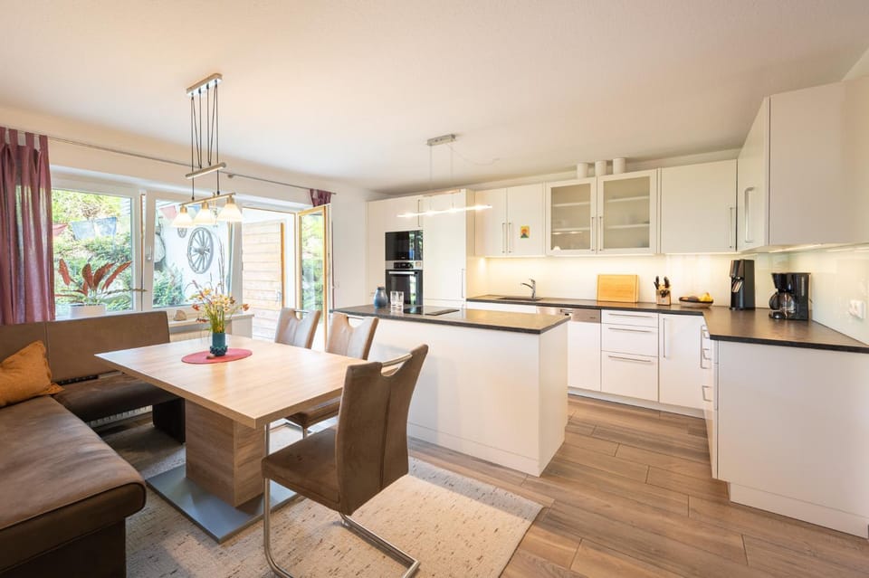 Coffee/tea facilities, Kitchen or kitchenette, Seating area, Dining area, dishwasher, oven, stove