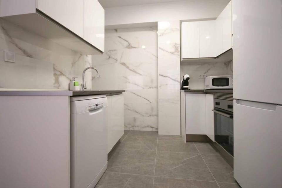 Kitchen or kitchenette, dishwasher, oven