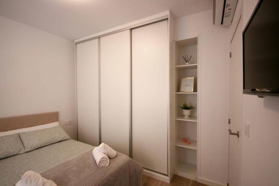 Bed, TV and multimedia, Photo of the whole room, Bedroom, towels, wardrobe, air conditioner