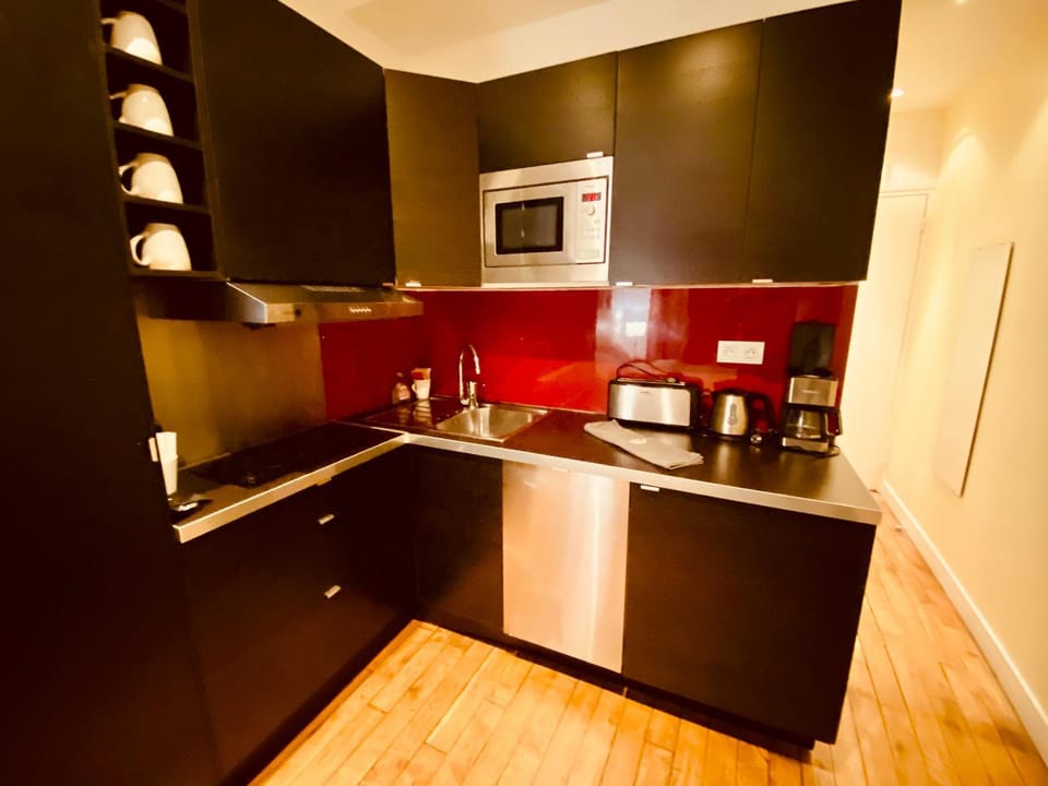 Coffee/tea facilities, Kitchen or kitchenette, oven, stove, toaster