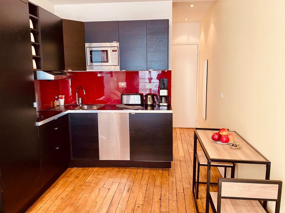 Kitchen or kitchenette, Dining area, oven, stove
