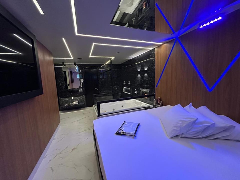 Shower, Bed, Hot Tub, TV and multimedia, Photo of the whole room, Bedroom, towels