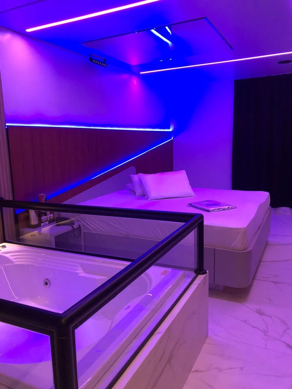 Bed, Hot Tub, Photo of the whole room, Evening entertainment, Bedroom, Entertainment, air conditioner