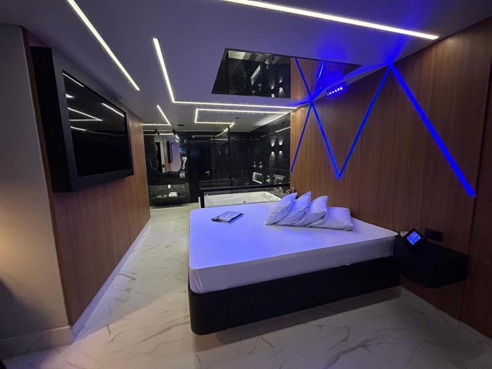 Shower, Bed, Hot Tub, TV and multimedia, Photo of the whole room, Bedroom, towels