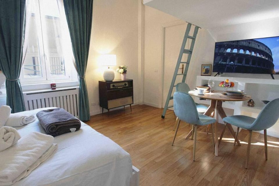Bed, Photo of the whole room, Seating area, Dining area