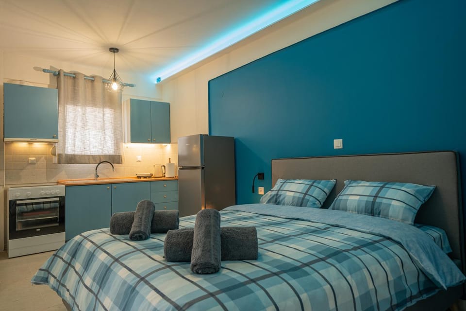 Bedroom, kitchen