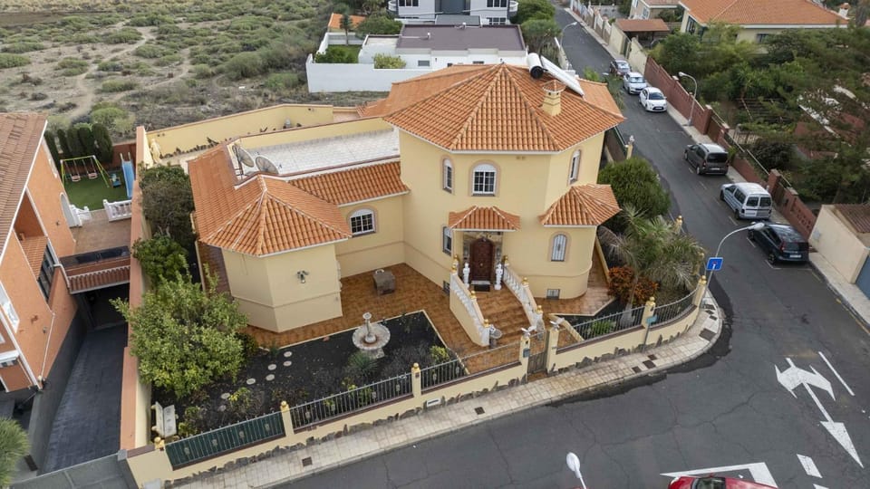 Property building, Bird's eye view, Garden