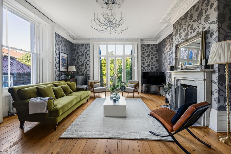 London- Large Period Town House with river front Villa in Hertford