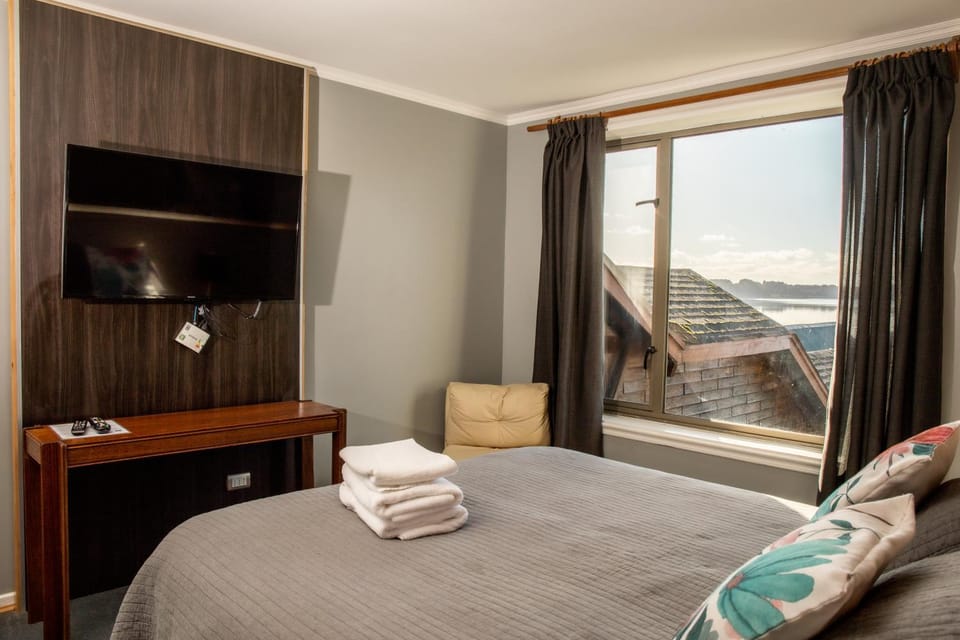 Bed, TV and multimedia, Bedroom, locker, towels