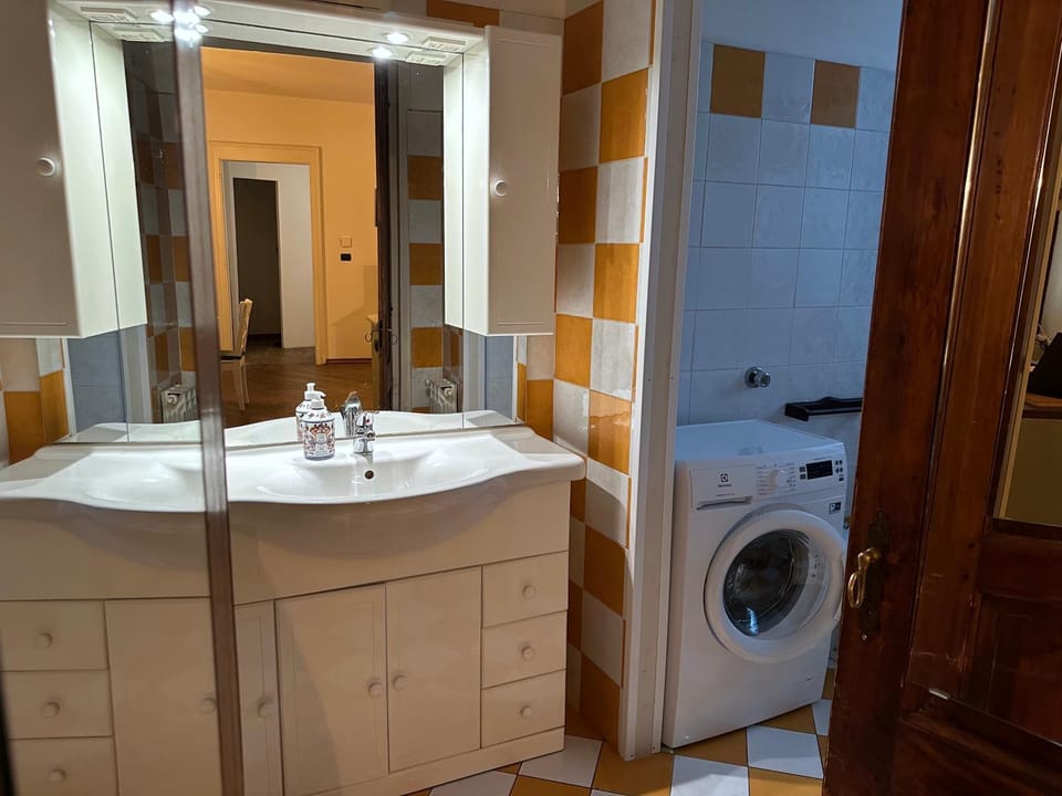 Bathroom, washing machine