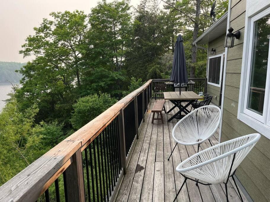 The Bear Cave Cottage at Little Kennisis Lake House in Dysart and Others