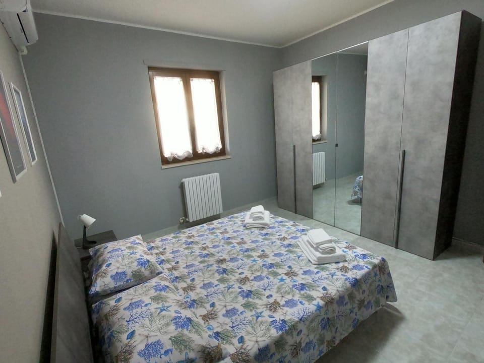Bedroom, internet, wardrobe, air conditioner