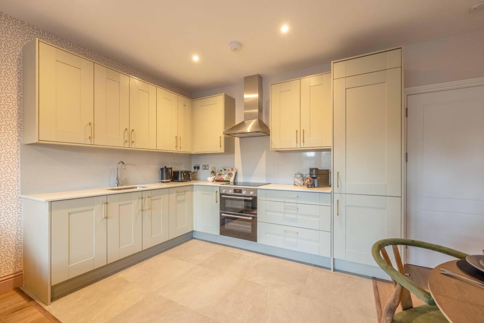 Garden Flat - 2 Bed 2 Bath - Allocated Parking - By Tempstay Apartment in Windsor