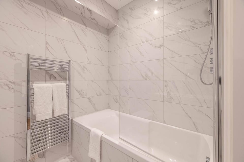 Garden Flat - 2 Bed 2 Bath - Allocated Parking - By Tempstay Apartment in Windsor