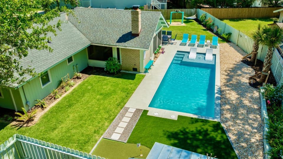 Property building, Garden, Garden view, Pool view, Swimming pool, sunbed