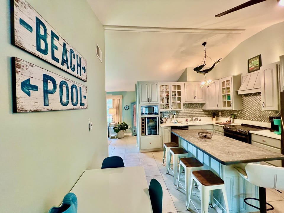 Kitchen or kitchenette, Dining area, oven, stove
