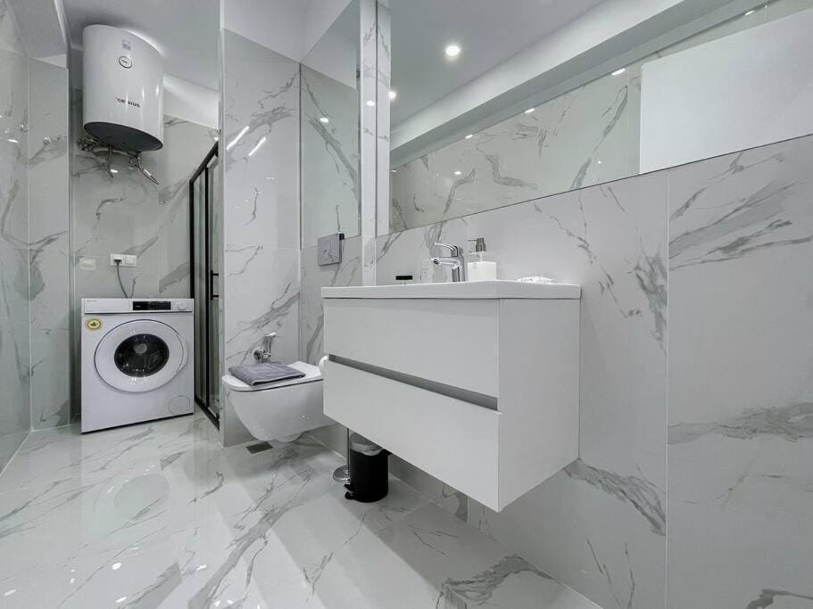 Shower, Toilet, Bathroom, washing machine