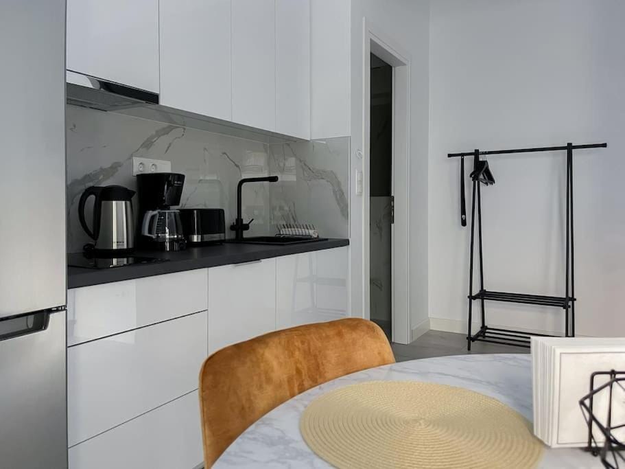 Coffee/tea facilities, Kitchen or kitchenette, Dining area, stove
