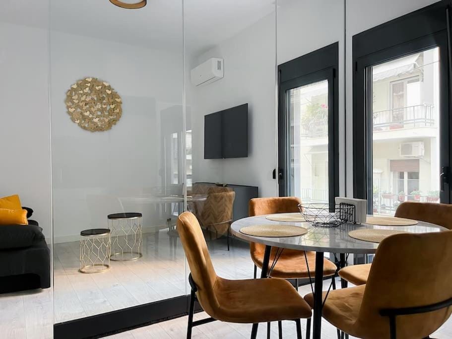 TV and multimedia, Living room, Seating area, Dining area, air conditioner