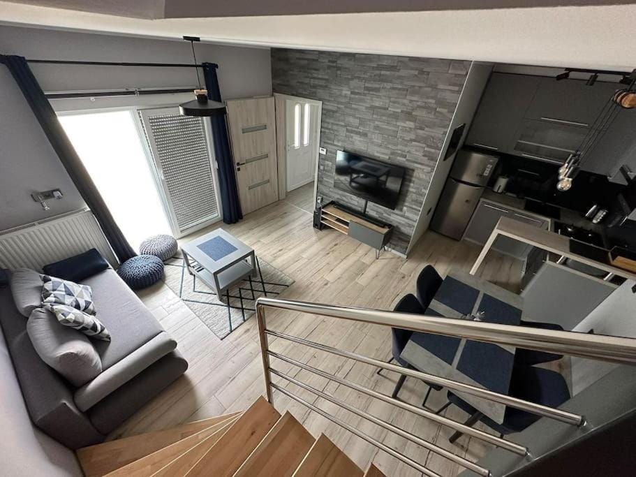TV and multimedia, Kitchen or kitchenette, Living room, Seating area, Dining area