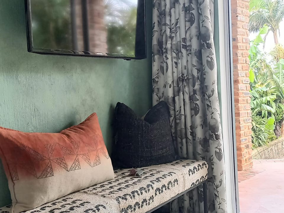 Coral Tree Cottage at Villa Roc Guesthouse, Salt Rock Ballito, Pet Friendly Apartment in Dolphin Coast