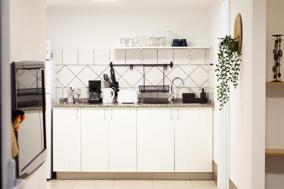 Kitchen or kitchenette, minibar