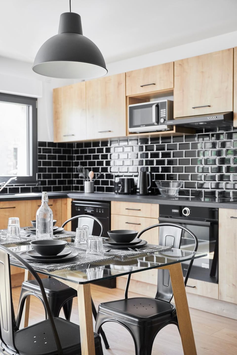 Coffee/tea facilities, Kitchen or kitchenette, Dining area, stove