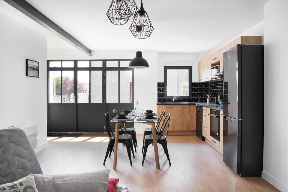 Kitchen or kitchenette, Dining area, oven