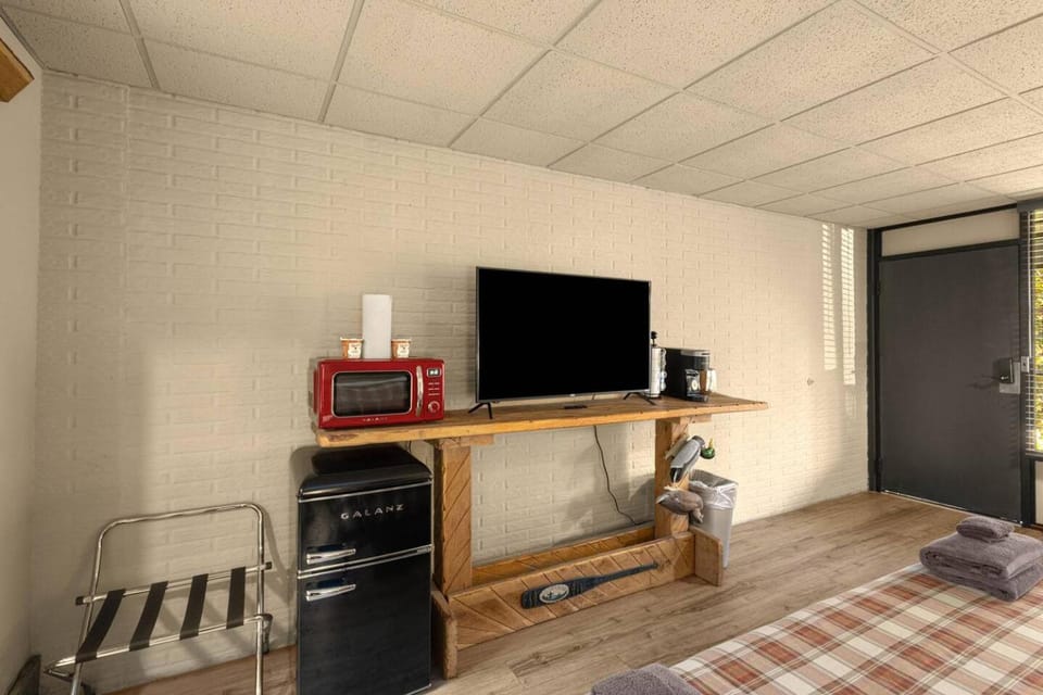 Stonegate Lodge King Bed, WIFI, 50in Roku TV, Salt Water Pool Room #103 Apartment in Eureka Springs