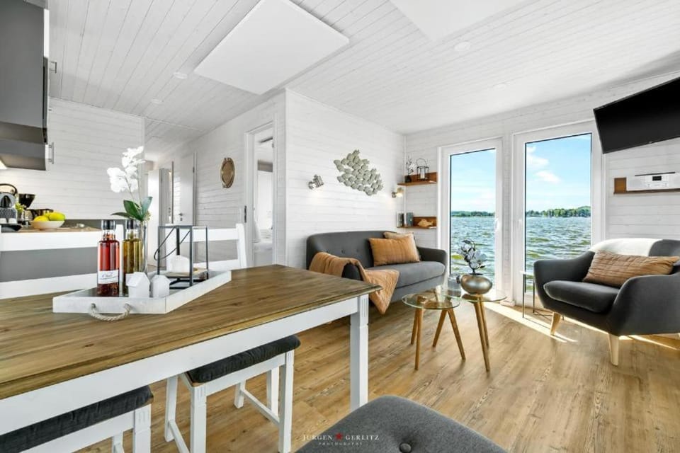 Hausboot Glücksmomente mit Dachterrasse in Schleswig am Ostseefjord Schlei Docked boat in Schleswig