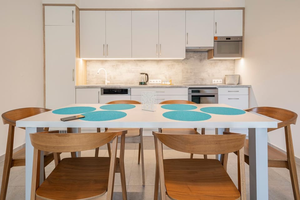 Kitchen or kitchenette, Dining area, microwave, oven