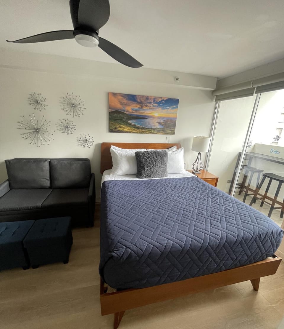 Bed, Seating area, Bedroom