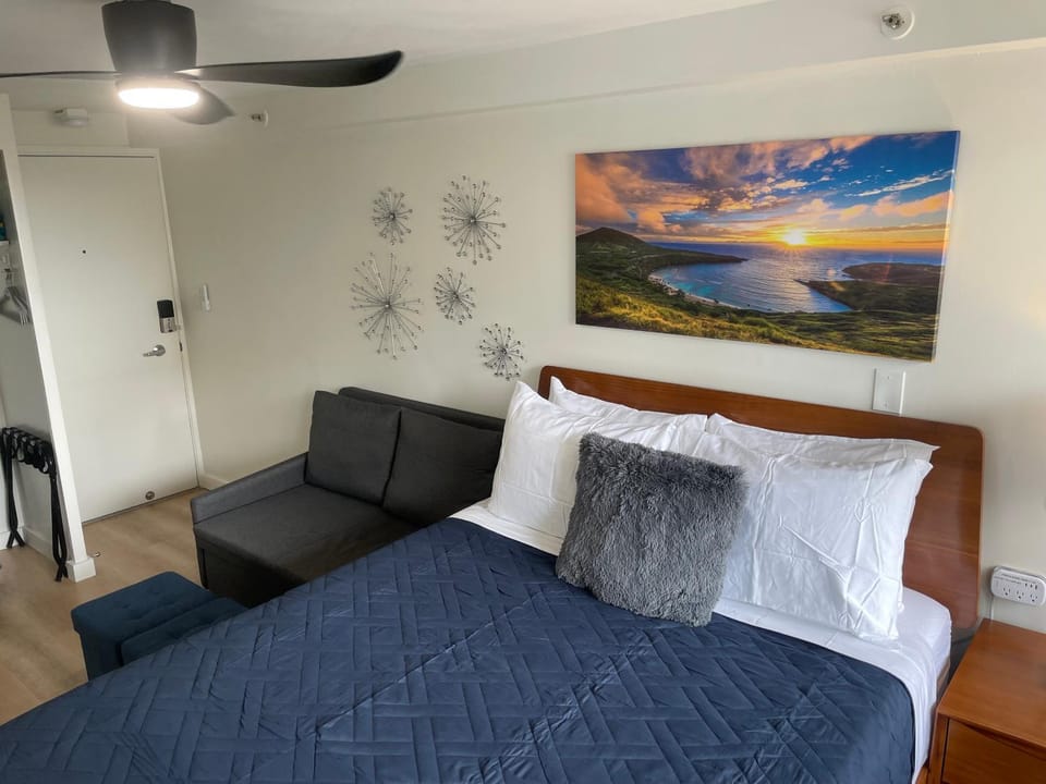 Bed, Photo of the whole room, Seating area, Bedroom, fireplace