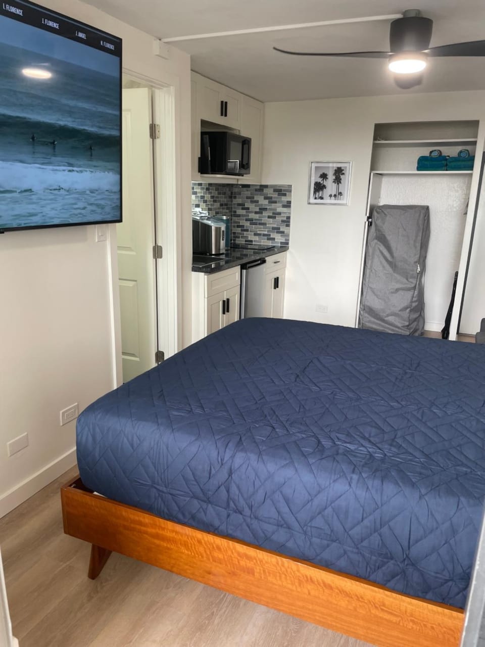 Bed, TV and multimedia, Bedroom