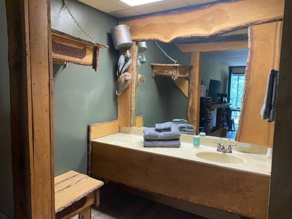 Stonegate Lodge King Bed WIFI 50in Roku TV Salt Water Pool Room #102 Apartment in Eureka Springs