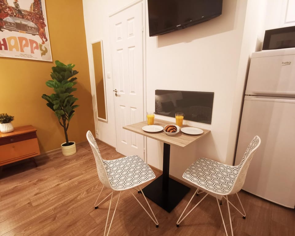 Seating area, Dining area
