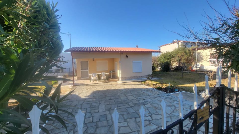 Country House Kalyves, 2 bedrooms, sleeps 6, 700sqmgarden, 180m from beach House in Halkidiki