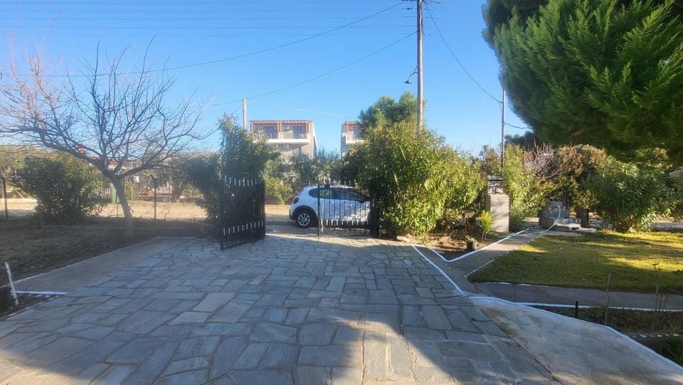Country House Kalyves, 2 bedrooms, sleeps 6, 700sqmgarden, 180m from beach House in Halkidiki