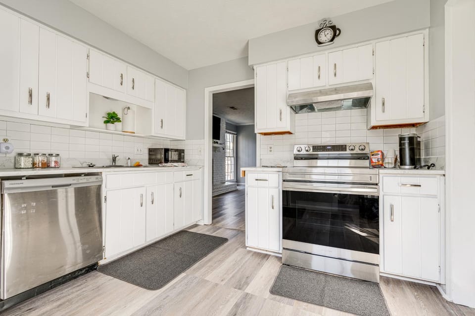 5 Mi to Fort Moore: Quiet Columbus Home w/ Yard House in Columbus