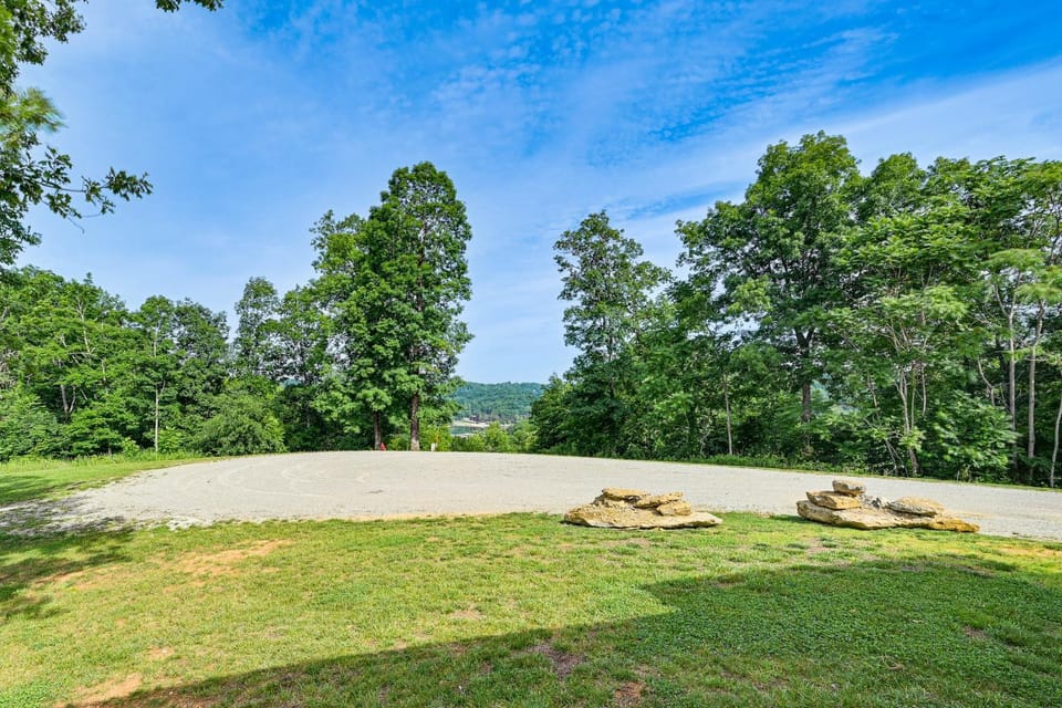 Dale Hollow Cottage w/ Covered Porch & Lake Views! House in Tennessee