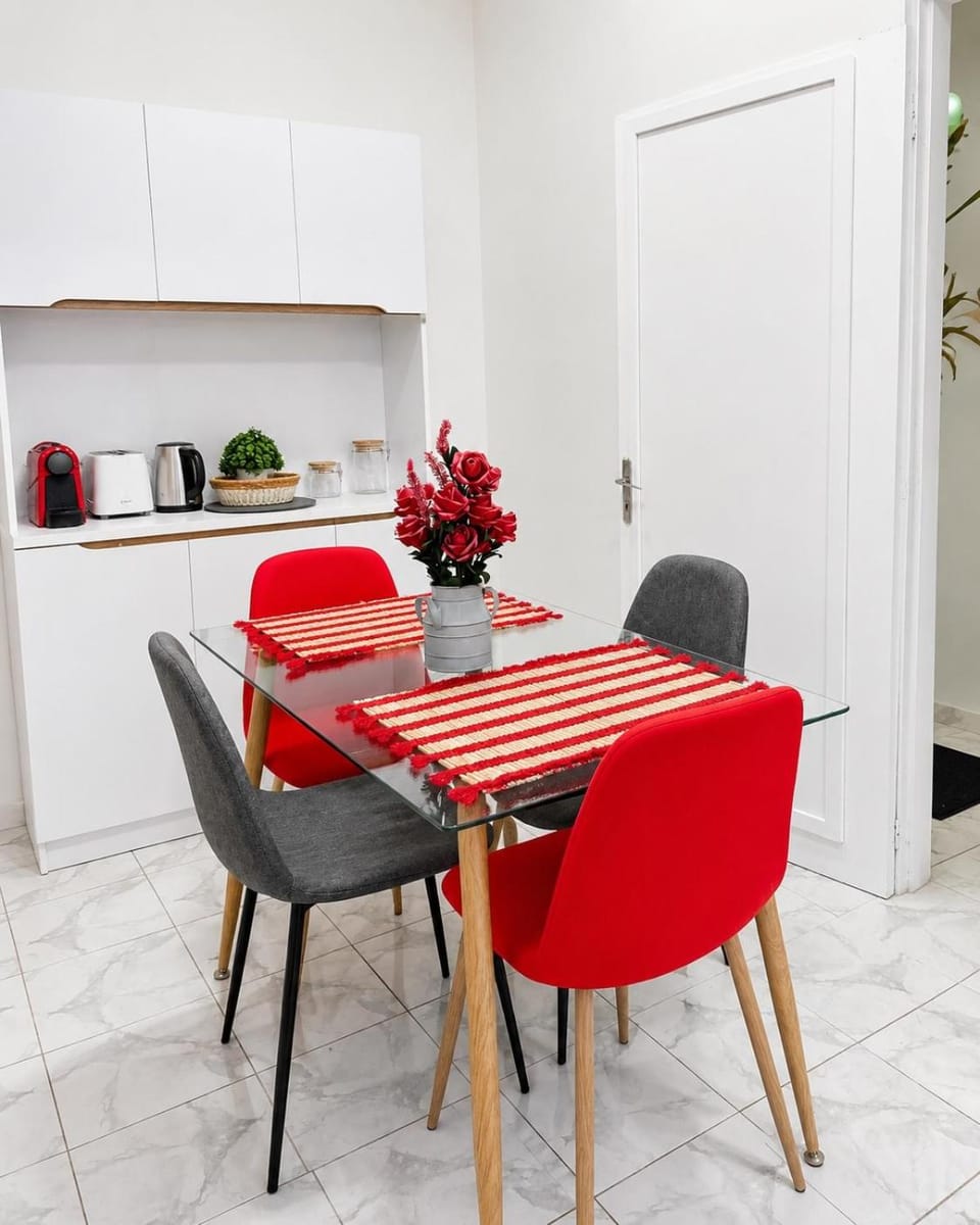 Kitchen or kitchenette, Dining area